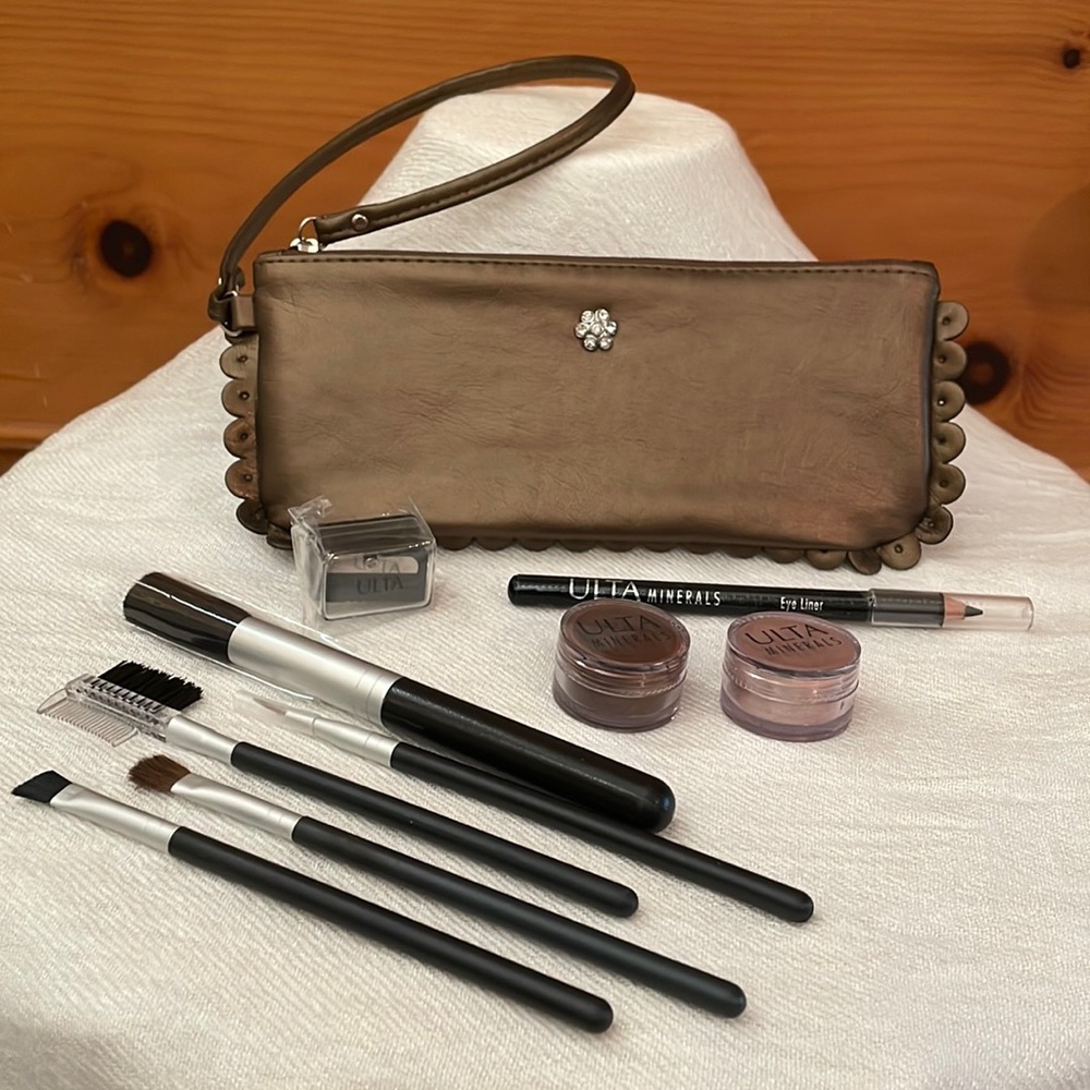 New! 10-piece make-up/brushes set with sharpener and zippered case